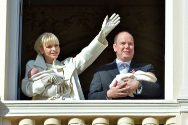 La princesse Charlène de Monaco et le prince Albert avec leurs enfants Gabriella et Jacques dans leurs bras.