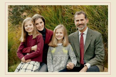 La carte de voeux de Noël 2016 et Nouvel An 2017 de la reine Letizia et du roi Felipe VI d&#039;Espagne avec les princesses Leonor et Sofia