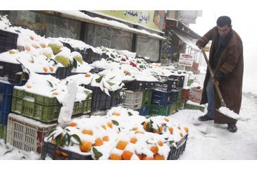 Un homme retire la neige devant sa boutique à Aley, dans l'est du Liban. Au moins 17 personnes ont trouvé la mort en raison de la tempête qui a balayé le Liban, la Jordanie, la Turquie, Israël et les territoires palestiniens.