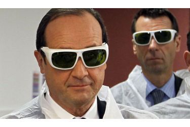 François Hollande, en visite dans une usine à Pessac, près de Bordeaux, a enfilé des lunettes de protection. 