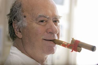 Le cigare cubain rafistolé est un hommage à son confrère Albert Dubout qui avait inventé la pipe cassée, de la même manière. Mais la bague ets gravée à son nom, "George Wolinski".