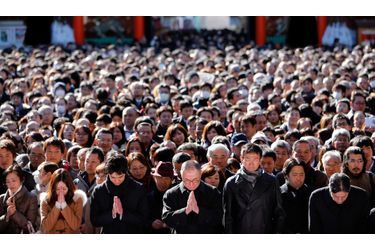 Des milliers de Japonais se sont réunis au temple Kanda Myoji de Tokyo, pour attirer la chance et la prospérité, comme à chaque nouvelle année. 