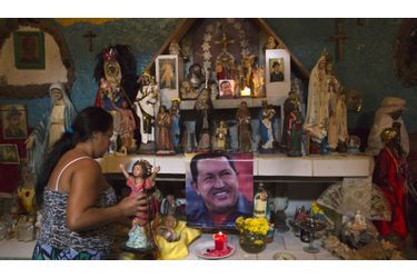 Une femme prie pour le président vénézuélien Hugo Chavez, soigné pour un cancer et dont l’état de santé inquiète tout le pays.  