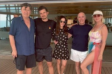 A bord du « Rising Sun », le méga-yacht de David Geffen (à dr.), avec Katy Perry (à dr.) et Orlando Bloom (2e en partant de la g.).