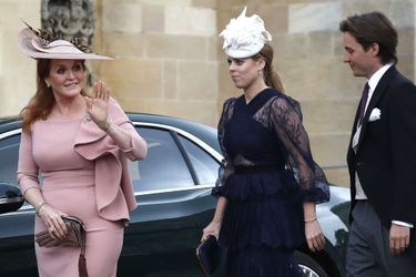 La princesse Beatrice d&#039;York, portant son bracelet &quot;Juste un clou&quot; de Cartier, avec Edoardo Mapelli Mozzi et Sarah Ferguson, le 18 mai 2019