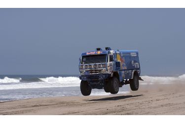 Un camion Kamaz bondit sur une plage lors d'une étape entre Nazca et Arequipa, au Pérou, lors de la quatrième étape du rallye Dakar.