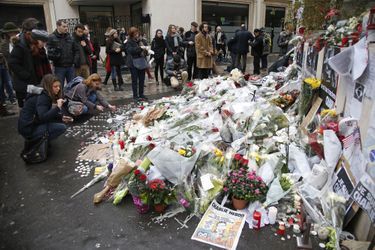Hommage près des locaux de Charlie Hebdo. 