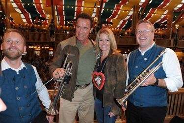 Arnold Schwarzenegger et Heather Milligan à la Fête de la bière munichoise le 24 septembre 2015. 