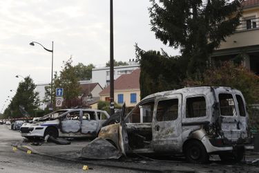 Les véhicules de police incendiés à Viry-Châtillon, le 8 octobre 2016.