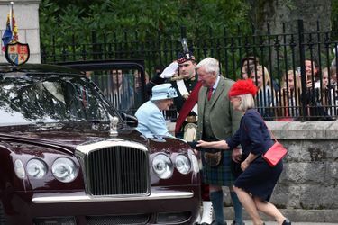 La reine Elizabeth II devant les grilles de son château de Balmoral, le 6 août 2019