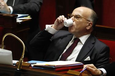 Bernard Cazeneuve savoure un café mardi à l&#039;Assemblée nationale.