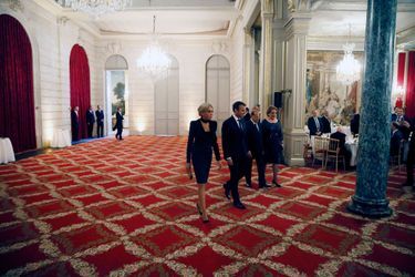 Brigitte Macron, Emmanuel Macron, Michel Aoun et Nadia Aoun à l&#039;Elysée, lundi soir.