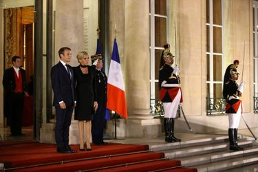 Brigitte et Emmanuel Macron sur le perron de l&#039;Elysée, lundi soir.