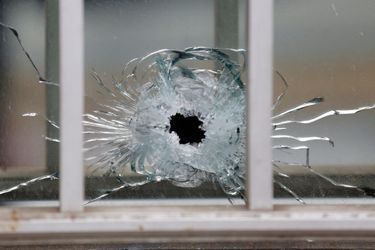 L'impact d'une balle sur la fenêtre des locaux de Charlie Hebdo.