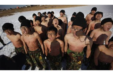 Des étudiants sud-coréens âgés de 11 à 17 ans participent à un camp militaire d’hiver à Ansan, au sud de Séoul. 