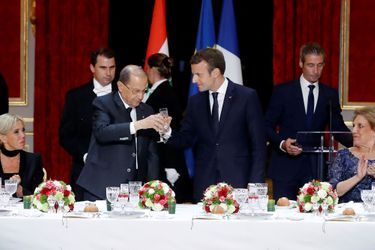 Emmanuel Macron et Michel Aoun portent un toast, lundi soir à l&#039;Elysée.