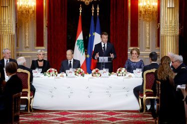 Emmanuel Macron prononce une allocution avant le dîner d&#039;Etat, lundi soir.