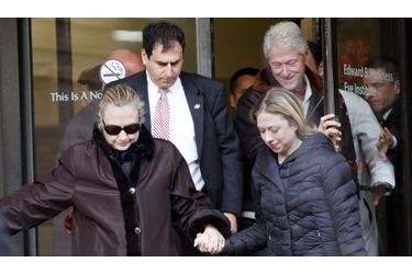 La secrétaire d’Etat Hillary Clinton, soignée pour une thrombose dans une veine entre le cerveau et le crâne, a quitté l’hôpital de New York mercredi. Elle était accompagnée de sa fille Chelsea et de son mari Bill. 