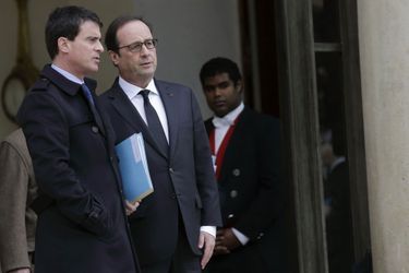 Manuel Valls et François Hollande sur le perron de l'Elysée, le 10 janvier, lors d'une réunion de crise.