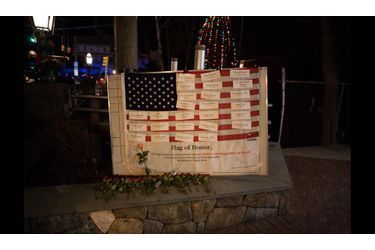<br />
Un drapeau américain avec les noms des 26 tués. 