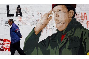 Le président vénézuélien Hugo Chavez souffre de nouvelles complications d'une infection respiratoire dont il a été victime après la longue opération qu'il a subie à Cuba, en raison d'une récidive de son cancer, a déclaré dimanche son vice-président. "L'état de santé du président Chavez reste délicat, avec des complications qui sont soignées par un procédé qui n'est pas sans risque", a annoncé Nicolas Maduro dans une intervention télévisée filmée à la Havane, où il a rejoint le chef d'État de 58 ans à l'hôpital. "Il y a quelques minutes à peine, nous étions avec le président Chavez. Il nous a salués et a parlé lui-même de ces complications", a ajouté le vice-président. "Grâce à sa force physique et spirituelle, le 'comandante' Chavez affronte cette difficile situation", a-t-il assuré, précisant que les complications étaient dues à une infection respiratoire.
