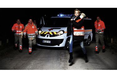 <br />
En première ligne. Le mannequin d’origine slovaque, ambassadrice ultra engagée depuis 2000, accompagne ce soir-là une équipe de secouristes en tournée pour venir en aide à des SDF. « Je suis bluffée par le travail des 52 000 bénévoles. » La Croix-Rouge, c’est près de 2 millions de personnes aidées chaque année dans le monde. www.croix-rouge.fr