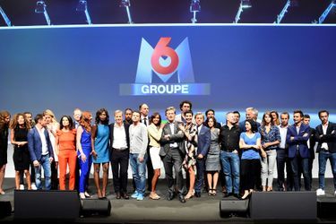 Nicolas de Tavernost et les animateurs du groupe M6 lors de la rentrée télévisuelle, en septembre 2016. 