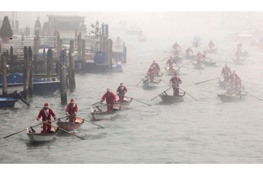 Le père Noël fait un tour de gondole à Venise