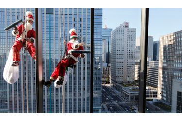 Le père Noël lave des vitres à Tokyo