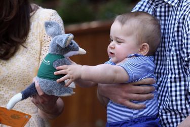 Le prince George reçoit une peluche en cadeau, lors de sa visite en Australie en avril 2014.