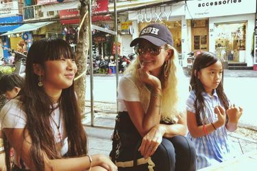 Laeticia Hallyday avec ses filles Jade et Joy au Vietnam, décembre 2018