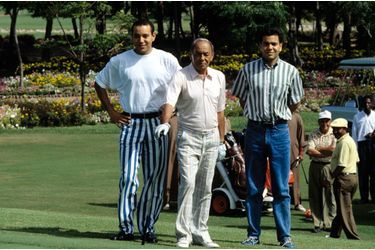 7 SEPTEMBRE 1992, le roi Hassan commence un parcours de golf, entre son fils le prince héritier Sidi Mohammed (à sa dr.), futur Mohammed VI, et son frère le prince Moulay Rachid.
