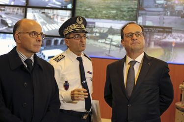 Le ministre de l&#039;Intérieur Bernard Cazeneuve, le directeur de la sécurité de proximité de l&#039;agglomération parisienne Jacques Meric et le président François Hollande, le 8 janvier 2015.