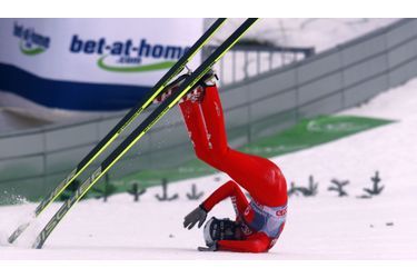 Le skieur tchèque Lukas Hlava tombe sur la tête après avoir sauté du tremplin de Garmisch-Partenkirchen, en Allemagne. 