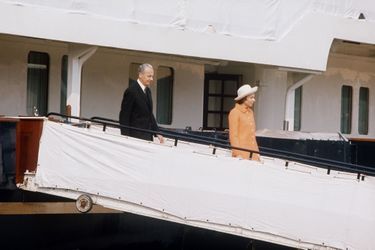  Liliane et André Bettencourt sur le Queen Elizabeth II, à Rouen, le 19 mai 1972. 