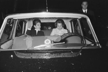 La diva Maria Callas avec Lilianne Bettencourt arrivent à une réunion pour la recherche médicale à l'UNESCo à Paris le 11 octobre 1968. 