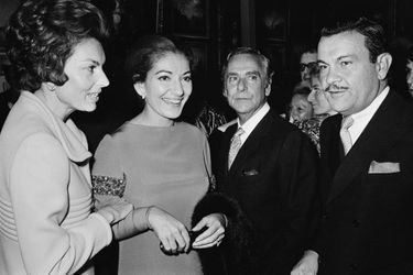 Liliane Bettencourt, Maria Callas, Joseph Fontanet et Jacques Baumel lors du gala pour la Fondation pour la Recherche Médicale (FRM) au Grand Palais, à Paris, en octobre 1970. 