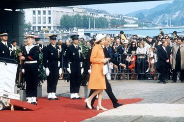 Liliane et André Bettencourt s'apprêtent à monter sur le Queen Elizabeth II, à Rouen, le 19 mai 1972. 