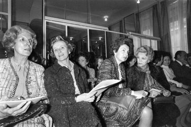  Claude Pompidou, Bernadette Chirac, Liliane Bettencourt et Eva Barre lors d'un défilé Chanel le 30 janvier 1979 à Paris. 