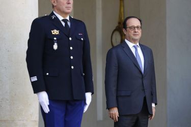 François Hollande sur le perron de l&#039;Elysée, lundi.