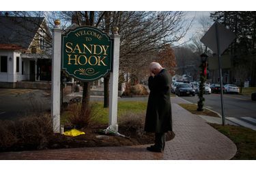 Steve Wruble, un anonyme, est venu du New Jersey, à plusieurs dizaines de kilomètres, pour soutenir les victimes du tueur fou de Sandy Hook.