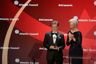 Christine Lagarde remet un Global Citizen Award 2017 de l'Atlantic Council au président de la Corée du Sud à New York le 19 septembre 2017