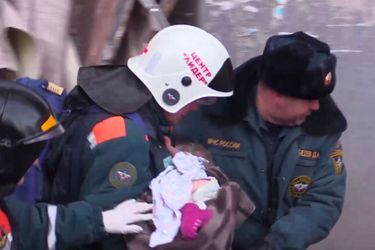 Capture d'écran d'une vidéo montrant le sauvetage du petit Vania le 1er janvier à Magnitogorsk, en Russie.