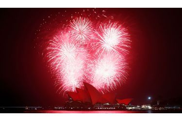 Feu d’artifice rouge au dessus de l’opéra de Sydney