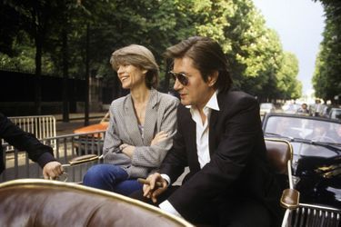 Françoise Hardy et Jacques Dutronc sur les Champs-Elysées en 1984.