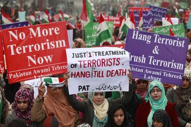 L&#039;attaque de Peshawar a traumatisé le Pakistan. Les autorités ont promis &quot;une réponse forte&quot;.
