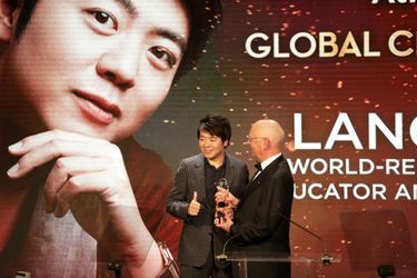  Klaus Schwab remet un Global Citizen Award 2017 de l'Atlantic Council au pianiste Lang Lang, à New York le 19 septembre 2017