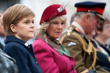 Le prince Charles et la duchesse de Cornouailles Camilla avec Nicola Sturgeon à Dundee, le 27 septembre 2015