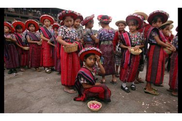 <br />
Des enfants autochtones mayas se préparent à un service commémoratif en l&#039;honneur du père Stanley Rother dans la petite ville de Santiago Atitlan, en juillet 2006.  Le père Rother avait été assassiné en 1981 pendant la guerre civile. 