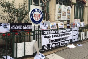 Hommages aux victimes des attaques terroristes devant le café de l&#039;Institut français à Istanbul. 
